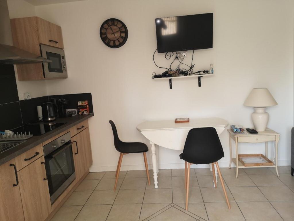 Appartement 2 Pieces Avec Terrasse Proche Mer Et Commerces Ouistreham Luaran gambar